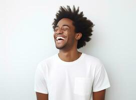 Afrikaanse Amerikaans Mens glimlachen geïsoleerd foto