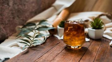 glas koffie met melk op tafel foto