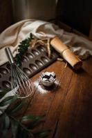 brownies met keramische plaat op een houten tafel foto