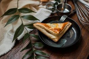 tonijntaart met keramische plaat op een houten tafel foto