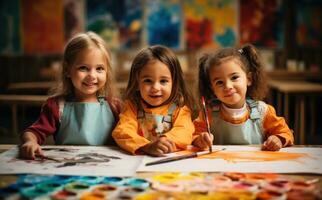 kinderen schilderij in kunst klasse foto