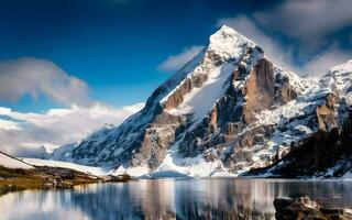 onthulling van de natuur grootsheid, een adembenemend uitzicht van een majestueus met sneeuw bedekt berg onder een eindeloos azuur lucht. ai gegenereerd foto