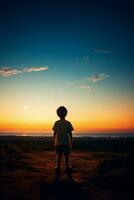een kind staren Bij de horizon geïsoleerd Aan een schemer helling achtergrond foto