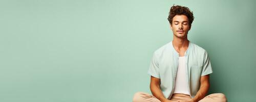knap jong Mens mediteren Aan solide pastel achtergrond foto