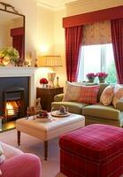 traditioneel zittend kamer decor, interieur ontwerp, rood roze leven kamer meubilair, sofa en huis decor in Engels land huis en elegant huisje stijl, generatief ai foto