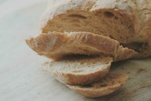 vers eigengemaakt geheel tarwe brood gesneden foto