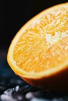 sappig sinaasappels voor de helft besnoeiing en gesneden, gezond voedsel en fruit foto