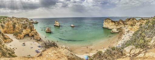 panoramisch visie over- praia Doen prainha strand in Portugees Algarve gedurende dag foto