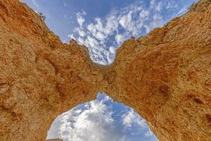 panoramisch afbeelding tussen de kliffen Bij praia Doen prainha Aan de Portugees Algarve kust gedurende de dag foto