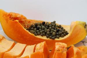 kleurrijke papaya gesneden vrede met zaad foto