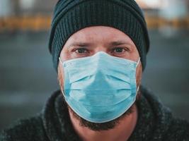 close-up portret van een hipster man met een medisch masker foto
