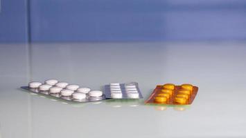 verschillende medicijnen. pillen tabletten in blisterverpakking foto