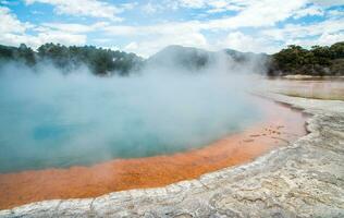 Champagne zwembad een iconisch toerist attractie van wai-o-tapu de geothermisch wonderland in rotorua, nieuw Zeeland. foto
