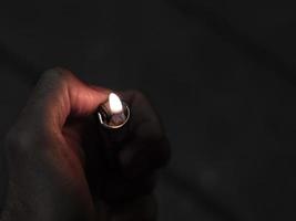 mannenhanden houden aanstekers vast, vuur van sigaret foto