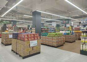solo, Indonesië - februari, 2023 - supermarkt gangpad met kleurrijk schappen foto
