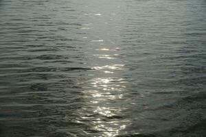 zon reflecterend in water oppervlakte foto