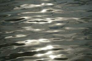 zon reflecterend in water oppervlakte foto