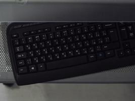 zwart computertoetsenbord op een metalen standaard foto