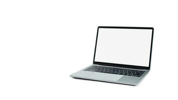 zilver laptop met blanco wit scherm. concepten voor reclame en grafisch bijeenkomst werk foto