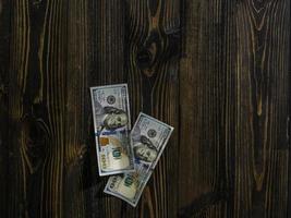 tweehonderd dollar biljetten op een houten achtergrond. nieuwe honderd dollar biljet. close-up Amerikaanse dollarbankbiljetten bank