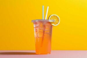 een kleurrijk achtergrond complementen een pittig limonade cocktail in een plastic kop ai gegenereerd foto