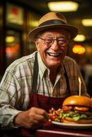 ouderen heer genieten een sappig hamburger Bij een nostalgisch Jaren 50 diner foto