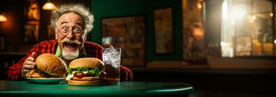 ouderen Mens genieten een hamburger maaltijd Bij een retro diner geïsoleerd Aan een helling achtergrond foto