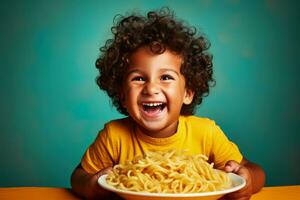 jong kind genieten van pasta avondeten Bij Italiaans restaurant geïsoleerd Aan een helling achtergrond foto