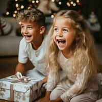 opgewonden kinderen opening hun presenteert Aan Kerstmis ochtend- foto