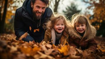 familie spelen in bladeren in achtertuin foto