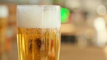 glas bier close-up met schuim in slow motion foto