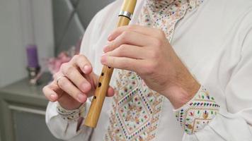 een man die houtblazers houten fluit blokfluit speelt