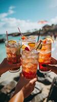 vrienden juichen met cocktails Aan de strand foto