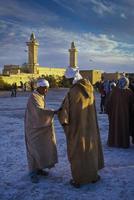 tamanrasset, algerije 2010- onbekende mensen voor de moskee. foto