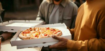 kant perspectief vrienden sharing een heerlijk pizza in een Open lucht instelling ai gegenereerd foto