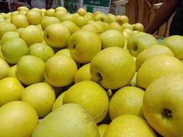 lekker en gezond groen gekleurde appelbouillon foto