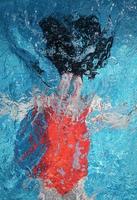vrouw duikt onder water. abstracte onscherpe achtergrond. foto