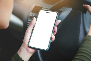 vrouw Holding een wit tintje scherm smartphone telefoontje een verzekering bedrijf of een monteur voor helpen. omdat ze was in een ongeluk of de auto motor kapot gegaan omlaag. auto verzekering, communicatie technologie foto