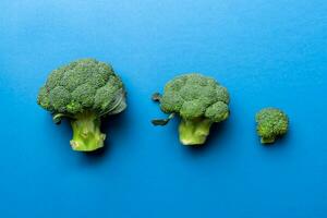 groen vers broccoli achtergrond dichtbij omhoog Aan gekleurde tafel. groenten voor eetpatroon en gezond aan het eten. biologisch voedsel foto