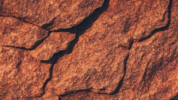 donker rood oranje bruin rots structuur met scheuren. detailopname. ruw berg oppervlak. ai generatief. foto