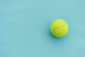 een tennis bal geïsoleerd Aan blauw achtergrond, na sommige bewerkingen. foto