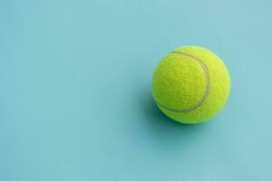 een tennis bal geïsoleerd Aan blauw achtergrond, na sommige bewerkingen. foto