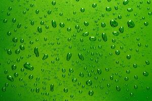 ijs verkoudheid water druppels Aan groen glas abstract achtergrond foto