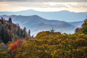 blauwe bergkam en rokerige bergen die in de herfst van kleur veranderen foto