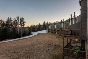 prachtige natuurzonsopgang bij het skiresort sneeuwschoen West Virginia foto