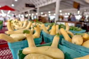 verse squash op boerenmarkt klaar voor maaltijd foto