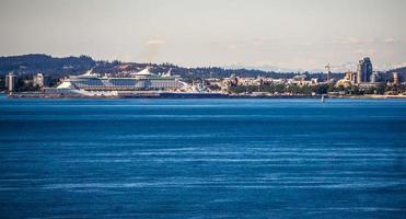 uitzicht vanaf ogden point cruiseschipterminal in victoria bc.canada foto