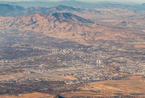 luchtfoto vanuit vliegtuig over reno nevada foto