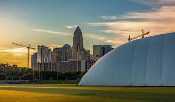 zonsopgang in de vroege ochtend boven Charlotte North Carolina en New Carolina Panthers Training Facility Dome foto