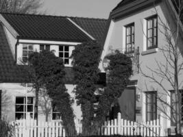 de dorp van groeten Bij de noorden zee foto